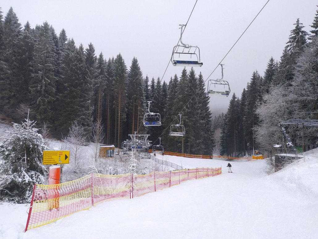 Anstehbereich links der Talabfahrt