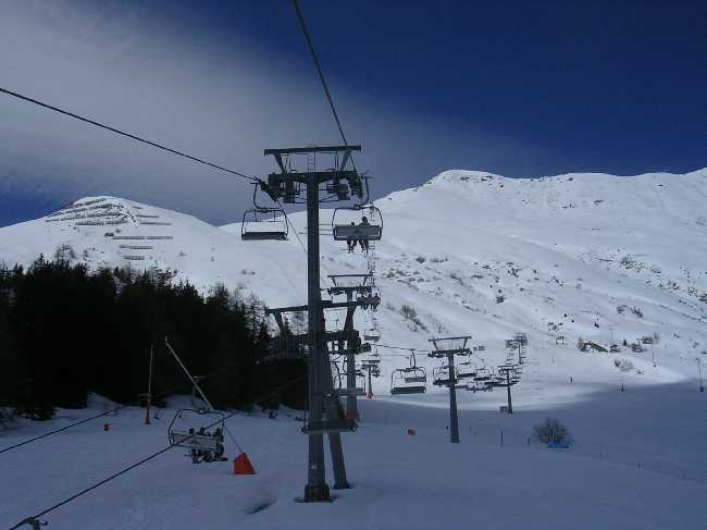 Weiter hinauf mit der 4KSB Sattelbahn die die 4SB Rastbahn kreuzt.