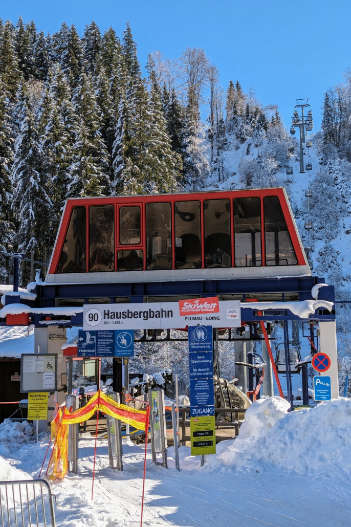 Ab der Hausbergbahn ist alles anders - alter lahmer 2er Sessel (mit Haube!), und trotzdem jede Menge Sessel leer