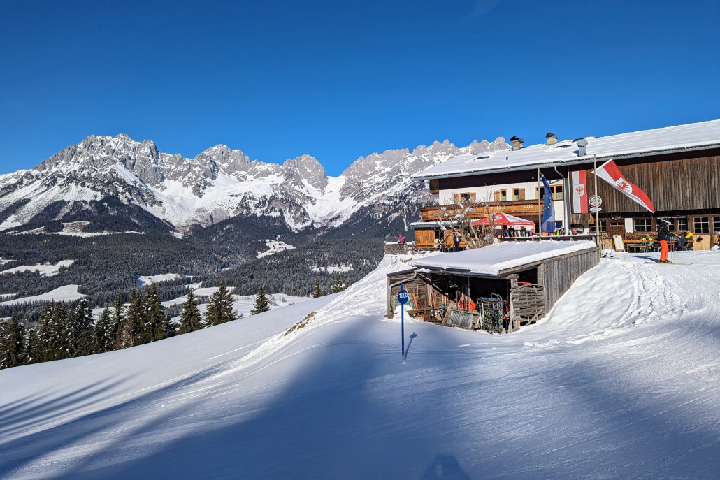 Jausenstation Hollenauer Kreuz mit Blick auf den Wilden Kaiser