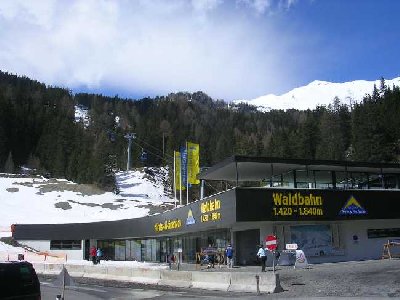 Freitag nach 8,5 Stunde ins Auto kamen wir um 12 Uhr an in Fiss bei der nagelneuen Waldbahn. Leider lief der nicht fullspeed.