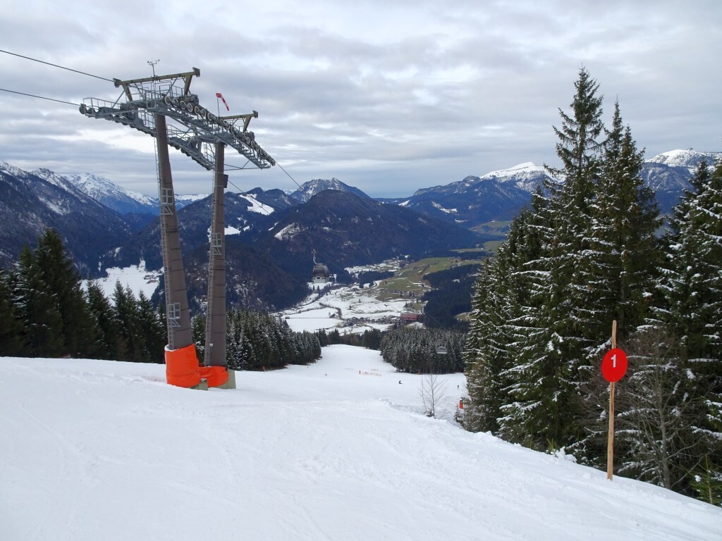 Blick von der Bergstation. Links die geschlossene blaue Familienabfahrt (3), rechts die Profiabfahrt (1).