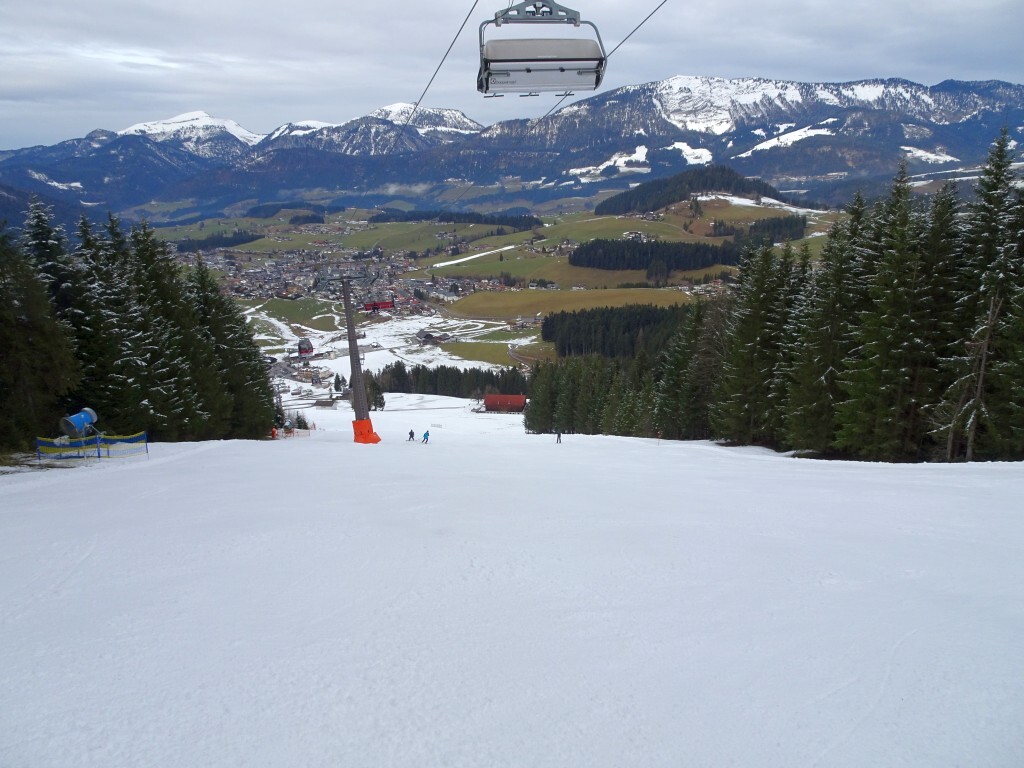 Profiabfahrt (1) mit Blick auf Abtenau und den beschneiten Streifen der Sonnleitenlifte 1+2.