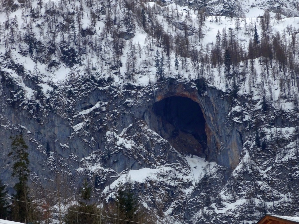 Blick zur Felshöhle.