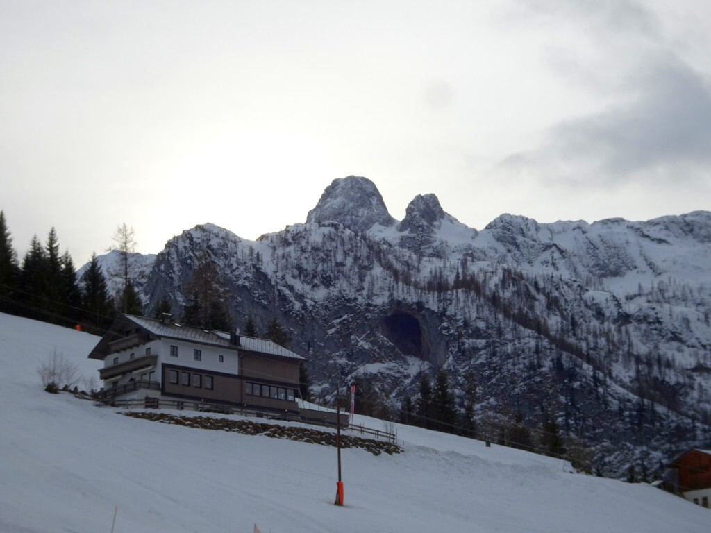 Blick zur Felshöhle.