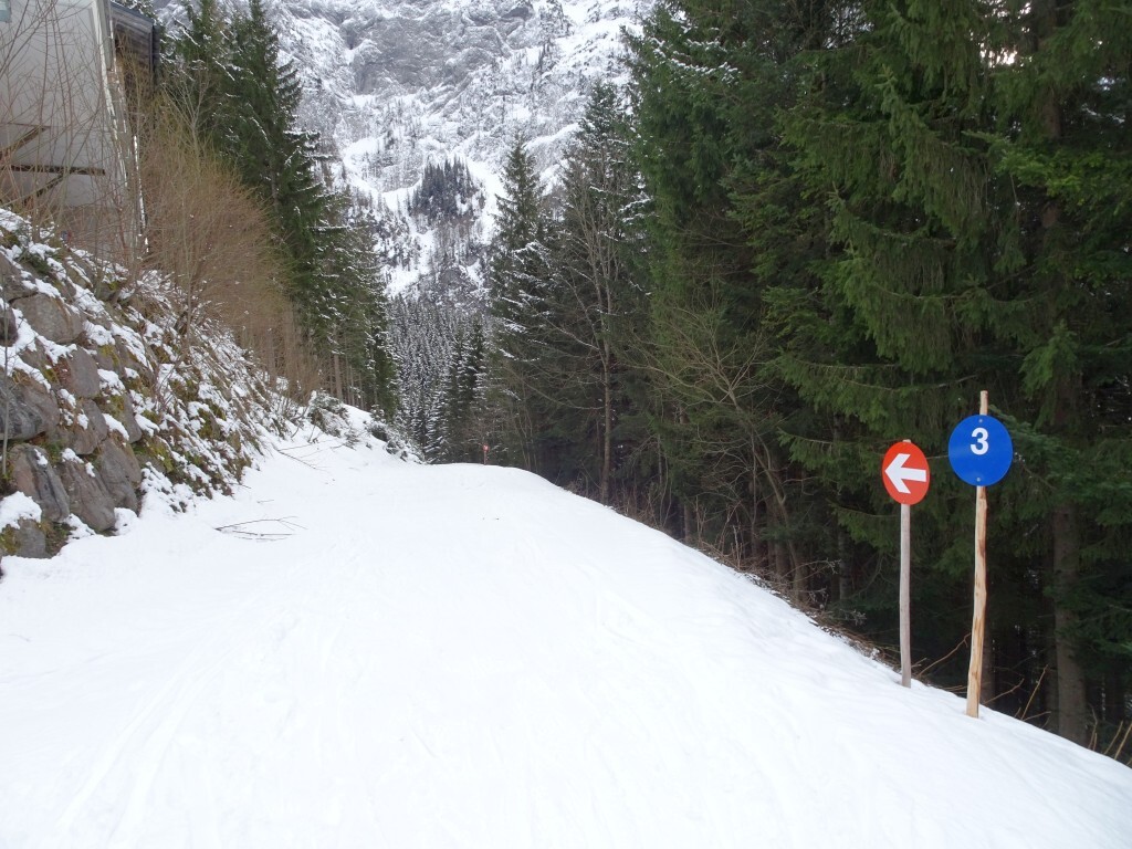 Geschlossener Skiweg zum LSA-Skilift Karalm.