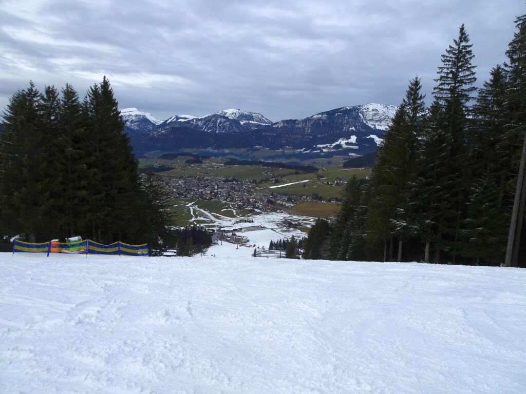 Auf der geschlossenen Profi Abfahrt (2).