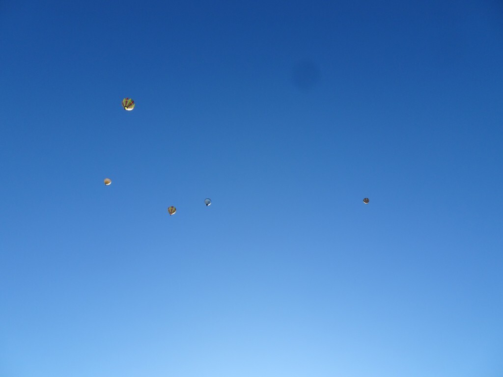 Währenddessen stiegen die Heißluftballons immer weiter auf.