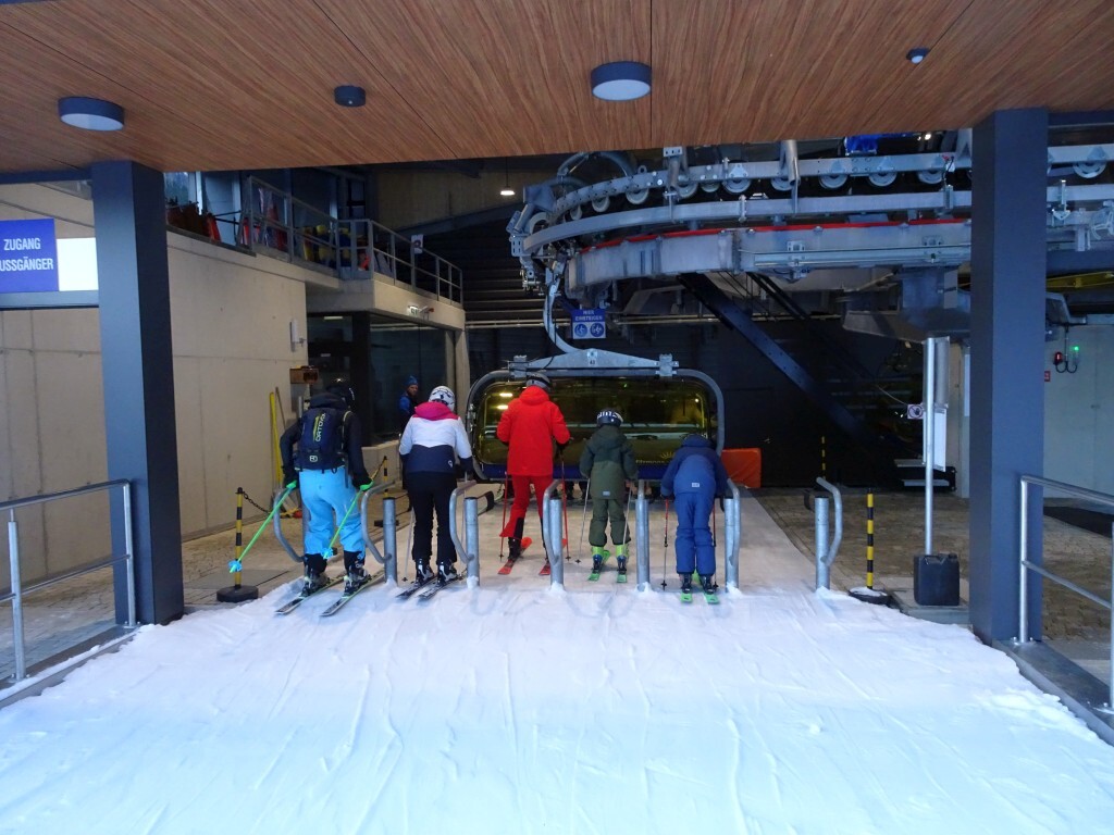 Andernorts sind um diese Zeit schon riesen Warteschlagen, wo auf die Öffnung der Lifte gewartet wird. Hier nicht: Einstieg in die 6er Sesselbahn.