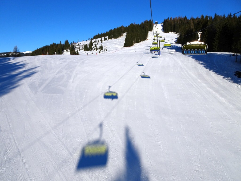 Die Sonne ist hier auf der Seite schon am frühen Morgen auf den Pisten: Blick auf die breite Carvingpiste Mooslehen (4) aus dem Sixpack.