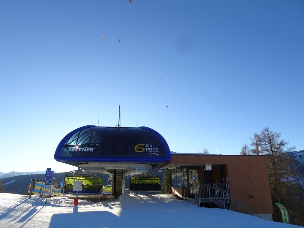 Bergstation mit, wie kann es anders sein, den fünf Heißluftballons.