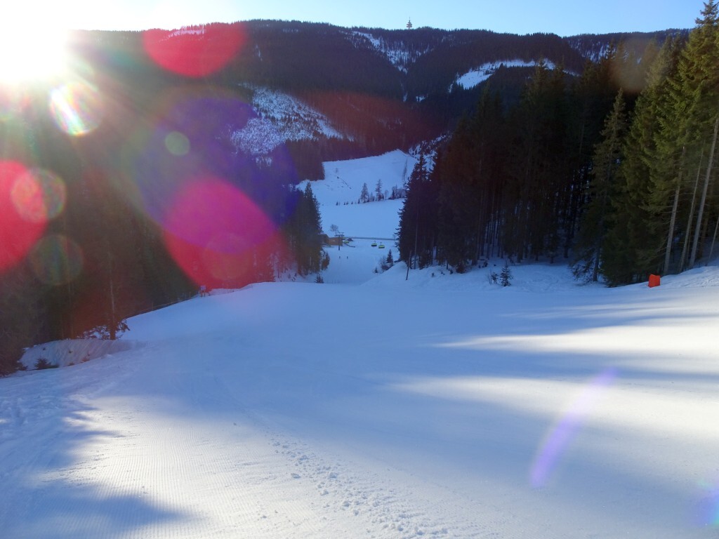 Unterer Abschnitt der Piste. Unten sieht man die Talstation der 6CLD/B, links geht’s zum Halsegglift, die Verbindung Richtung Grossbergbahn und zum Ort Filzmoos.