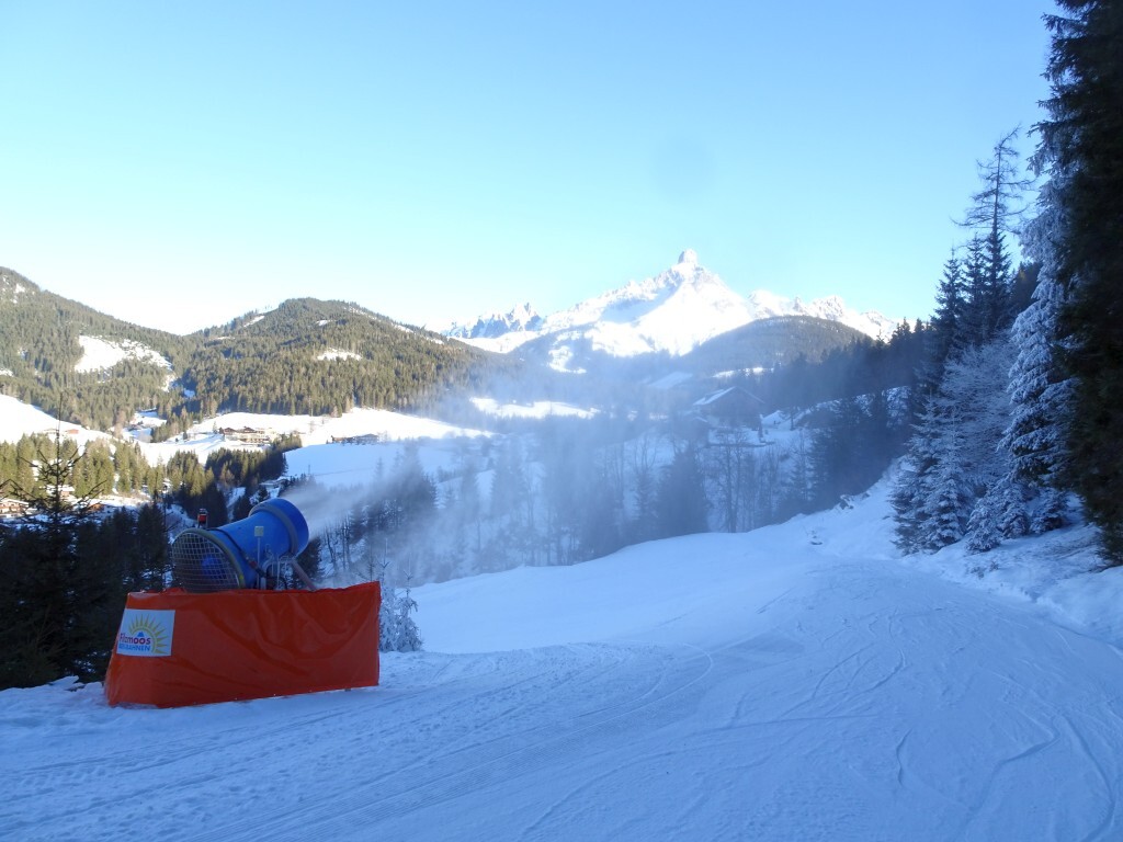 Hier im Eck ist es auch sehr frostig. Da wird noch etwas beschneit.