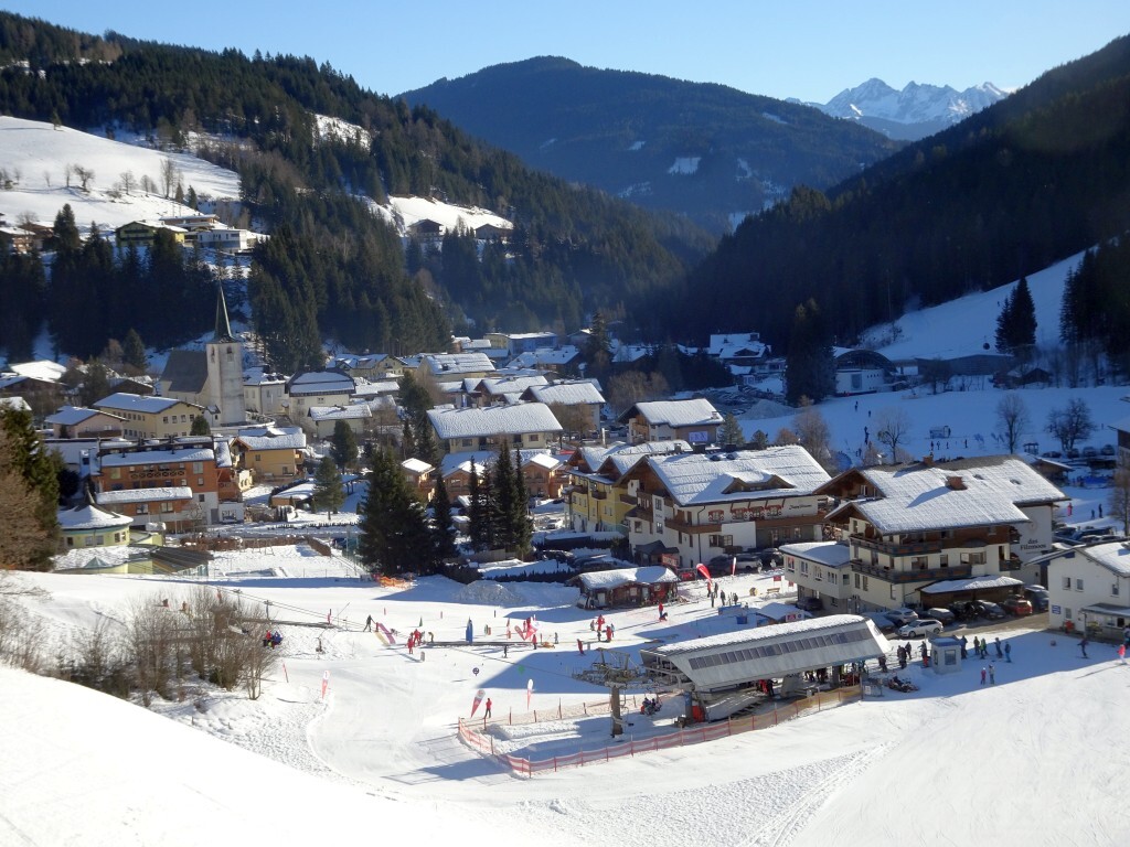 Blick auf Filzmoos. Ein schöner, lebendiger Ort. Aber trotzdem entspannt. Nicht überfüllt. Perfekt für Familien. Unten die Talstation der Grossbergbahn.