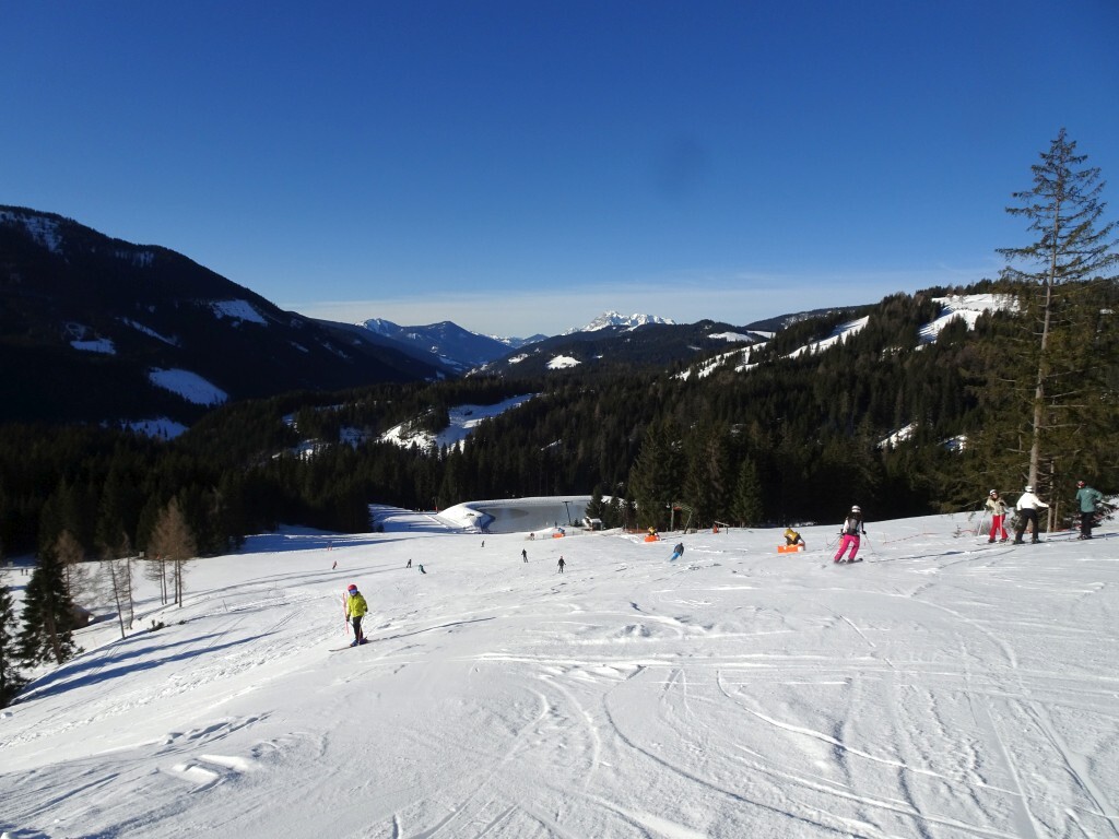 Auf der Familienfahrt Grossberg (2). Mittig die Bergstation des Skilift Halsegg.