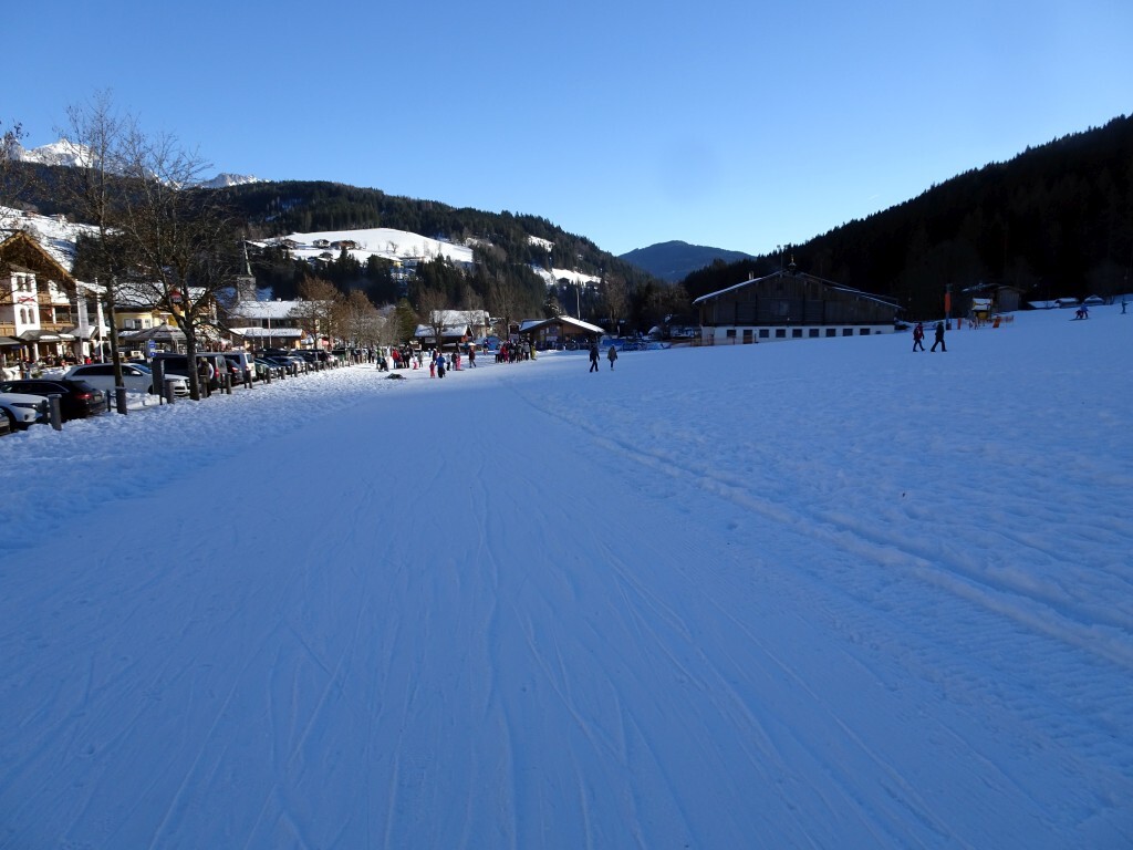 Nun geht es über die Hauptstraße, da ist kurzes Abschnallen angesagt und dann am Bögrain-Anfängerlift vorbei Richtung Papagenobahn.