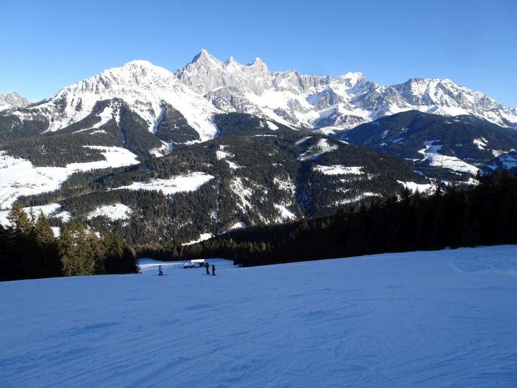 Super breiter Hang: Piste Papageno (1). Top Schnee! Panorama: Dachstein.