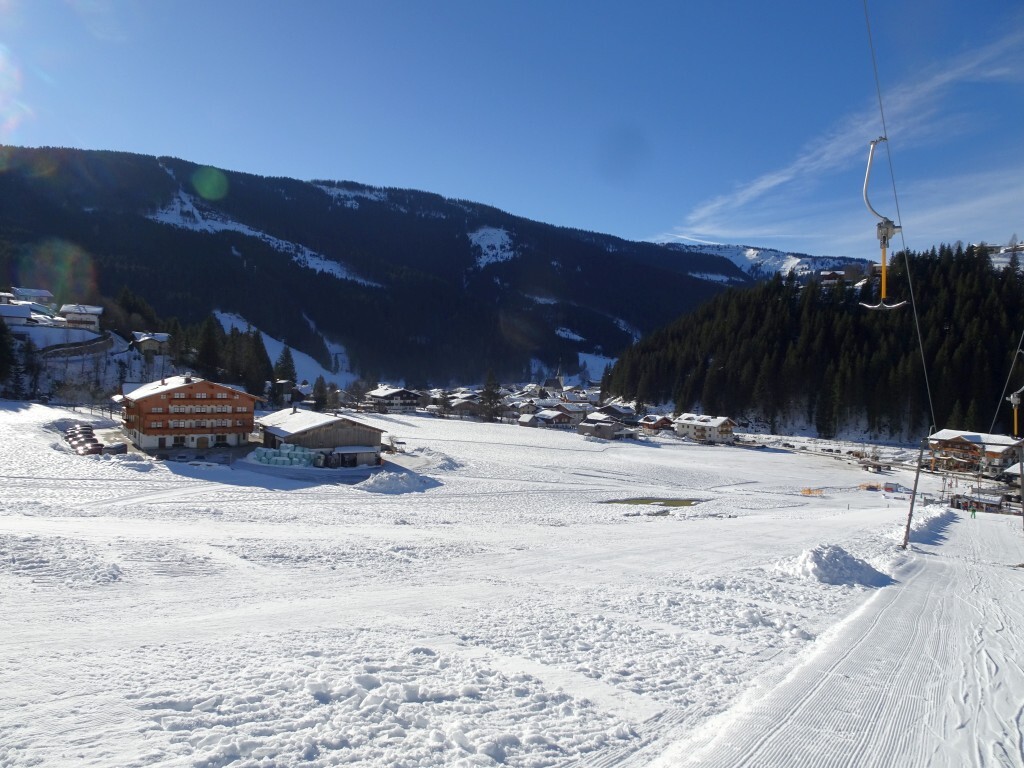 Blick auf Filzmoos, links geht die Papagenobahn hinauf.