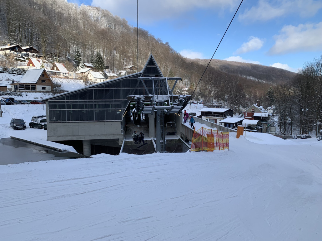 Talstation vom letzten Stück der Piste. Einzigartige Zufahrt zum Lift - Betonbrücke über den Bach. Ganz rechts gehts weiter runter zur SL Talstation an der Slalomak.