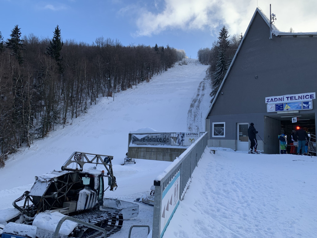 Lifttalstation von der Straße aus; links die geschlossene Slalomak - der zugehörige SL startet rd. 10m tiefer als die KSB.