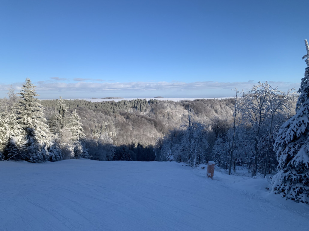 Hier endet das obere Flachstück der Hauptabfahrt und der steile Hauptabschnitt (definitiv rote Piste) beginnt.