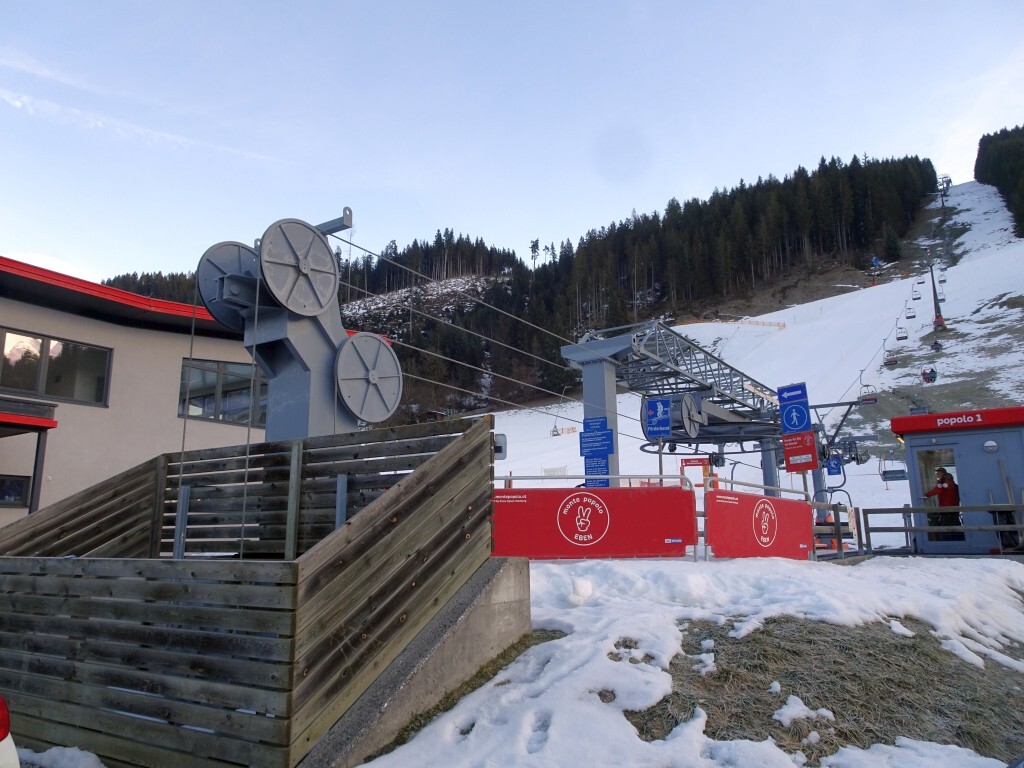 Ankunft am Parkplatz neben der Talstation des Doppelsesselliftes Reitlehen 1. Das Skigebiet wurde 2008 (glaube ich) von den Bergbahnen Flachau übernommen, man investierte damals einiges und benannte das Skigebiet auch um: Monte Popolo…