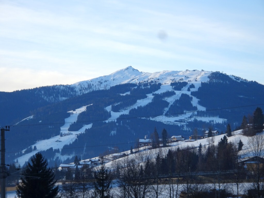 Blick hinüber ins „Industrie- und Grossraumskigebiet“ Flachau mit seinen Waldschneisen.