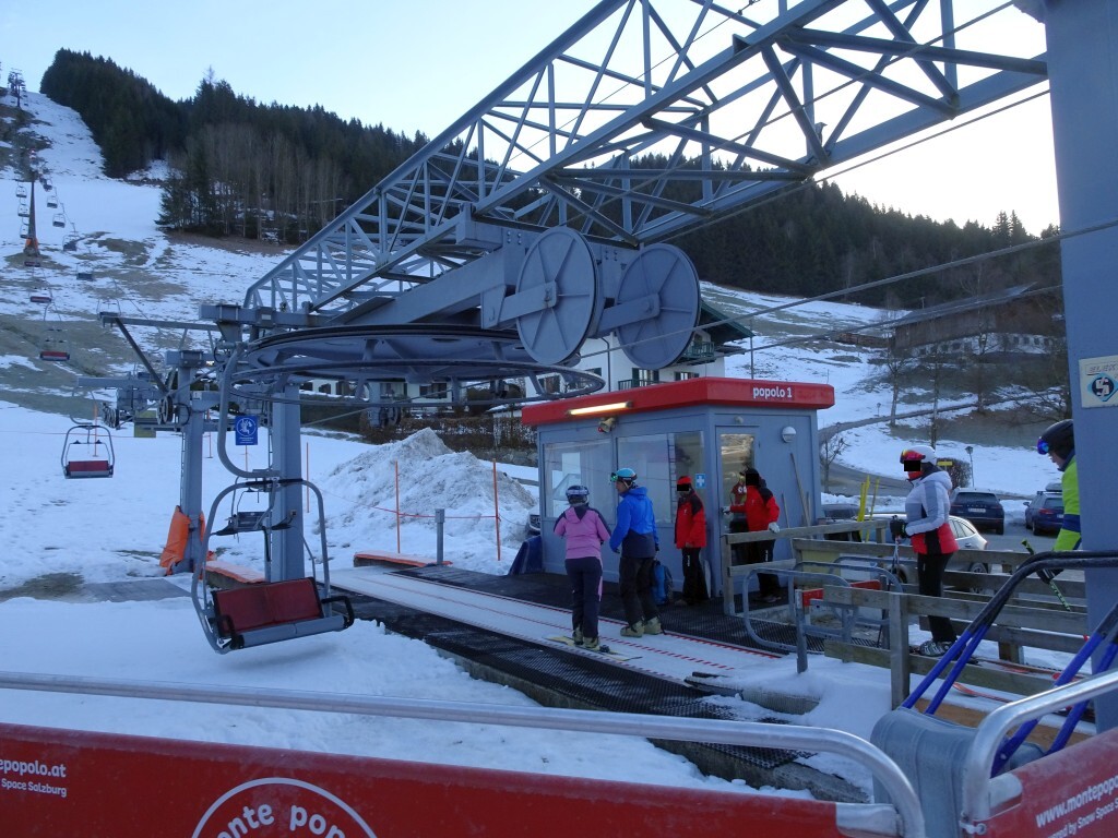 Talstation Reitlehenbahn 1. 2008 installierte man das Einstiegsförderband und stattete die Sessel mit neuen Polstern aus.