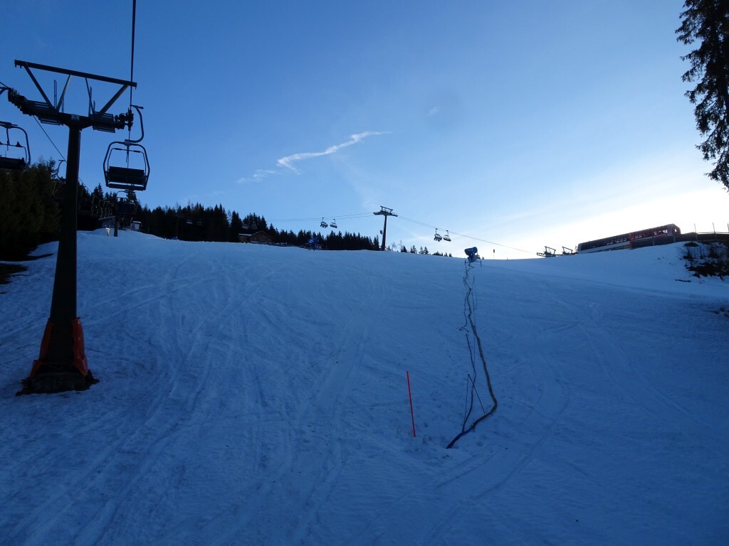 Oben kommt dann die Talstation der zweiten Sektion, einer kuppelbaren 6er Sesselbahn in Sicht.