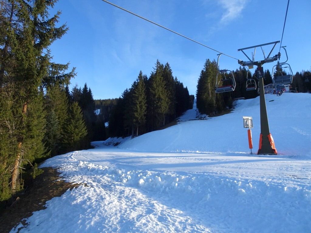 Von links kommen die gesperrte rote Abfahrt 2b und die Skiroute (in der alten Schleppertrasse) hinab.