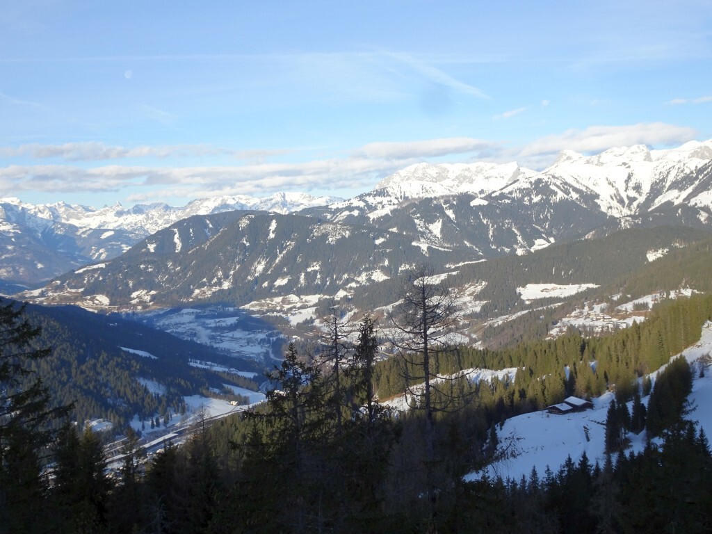 Blick zurück ins Tal, man sieht auch die Tauernautobahn A10 Richtung Salzburg.