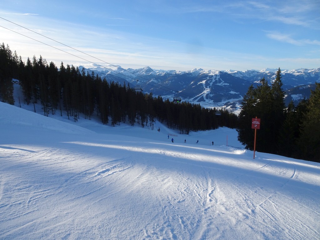 Hauptpiste 2a, ein breiter Carvinghang. Hinten wieder das Skigebiet von Flachau.
