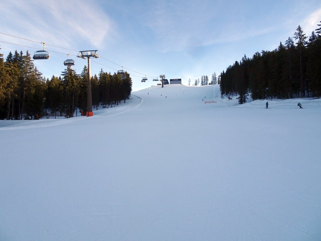 Oberer Pistenabschnitt 2a. Es war nicht ganz leer, aber auch nicht wirklich voll. Eigentlich fuhren alle ziemlich gut und zügig, wahrscheinlich Einheimische, die den Samstagmorgen nutzten.
