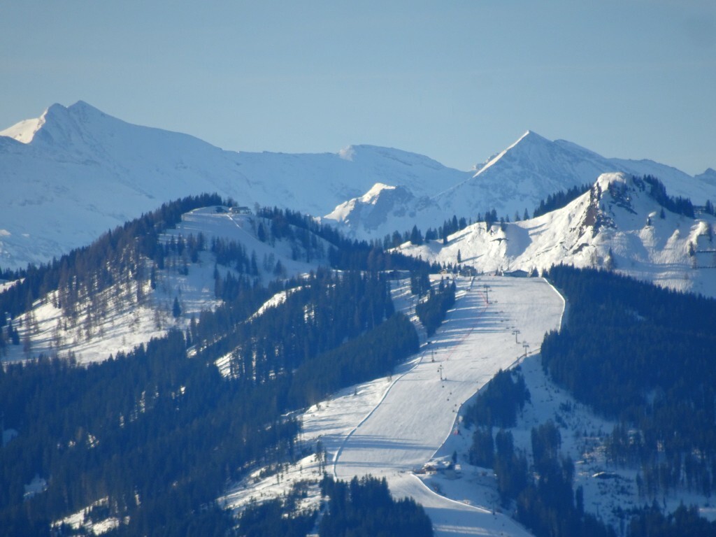 Und der Zoom zum Sonntagskogel in Wagrain. Man erkennt auch die MCS-Bergstation der 6er Sesselbahn Sonntagskogel 1.