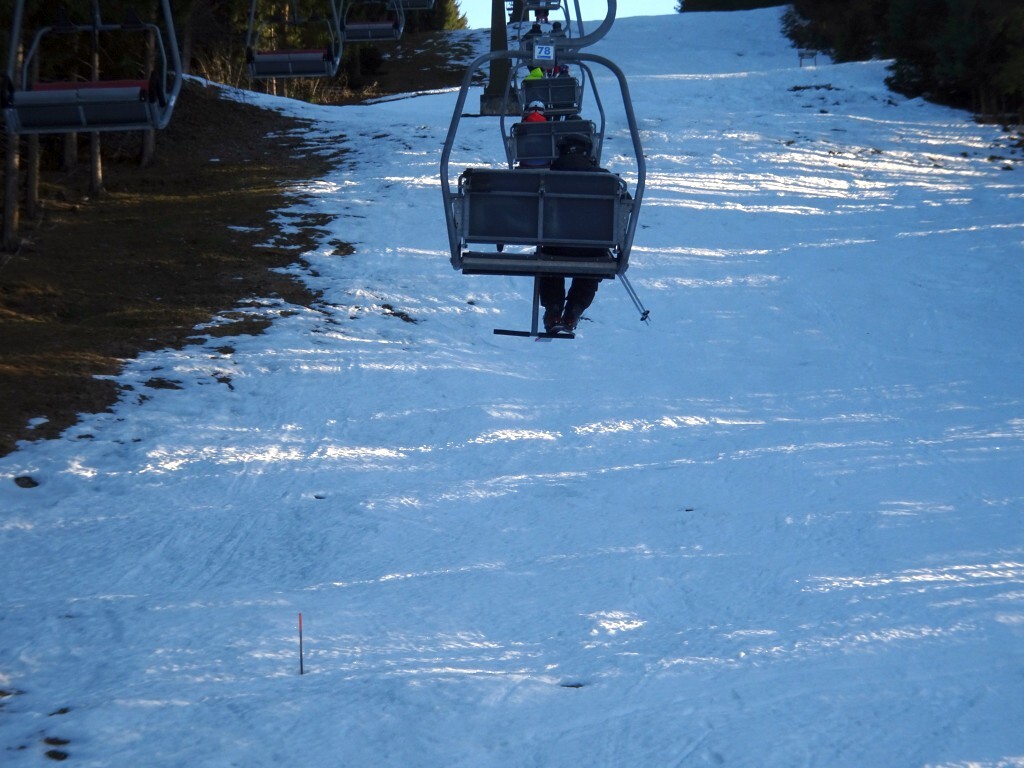 Markierungspfosten sind in der Trasse zu sehen. Kommt wohl bald die neue 8er Gondelbahn (jetziger Grafenbergexpress 1). Gut, dass ich nochmal hier war. Vielleicht gibt es dann aber auch wieder einen gescheiten Namen.