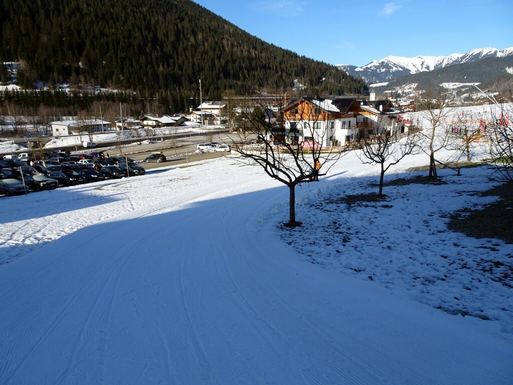 Verbindungsweg nach der Straßenkreuzung zum Übungsgelände Topolino 1. Hinten der nicht volle Parkplatz.