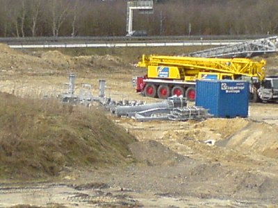 Die ersten Liftteile sind auch schon da. Der Lift ist von Doppelmayr.