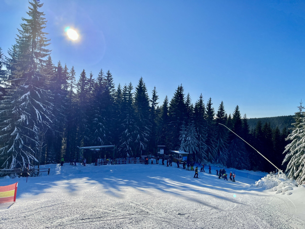 Stehbereich vor der Pistenabsperrung