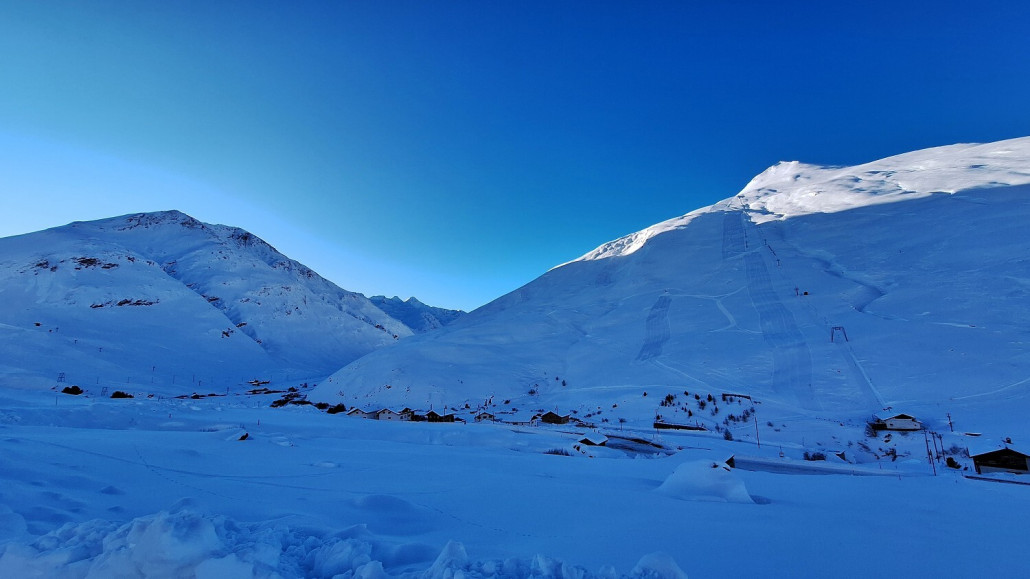 Das komplette Skigebiet. Rechts das Überskilift aufs Teischhorn und links der kleinere Cavettalift