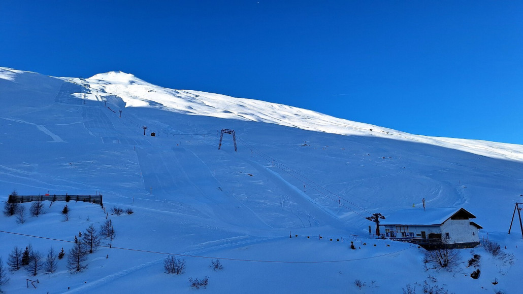 An der Kasse beim Ponylift eine Tageskarte für umgerechnet 33 Euro gezogen und dann ab zum Schlepper