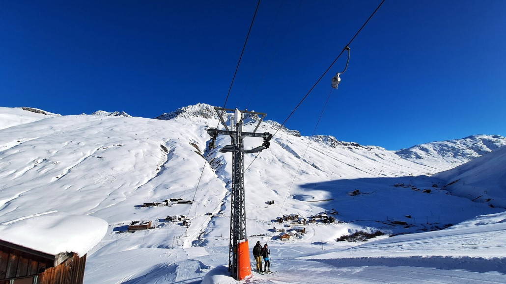Diese Stütze hier trägt sogar eine Handyantenne und eine Richtstrahlanlage.