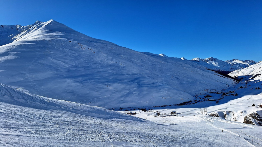 blaue Pite ganz links richtung Juf