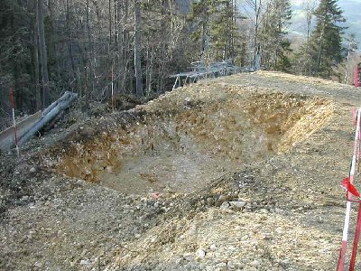 das alte fundament der obersten stütze wurde ausgegraben.
