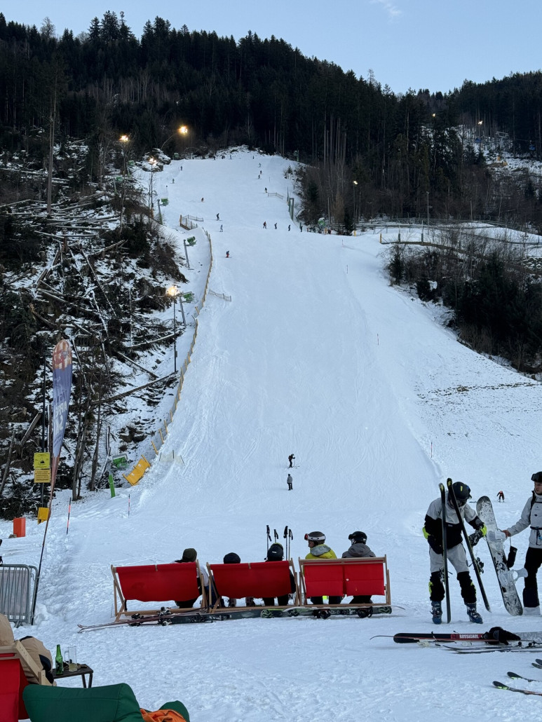 Mein Highlight waren diese Jungs die sich die Liegestühle perfekt positioniert hatten. Ich habe auch kurz zugeschaut, aber konnte das Drama nicht anschauen <br />Das Bild war schon ziemlich zum Schluss, vorher war die Abfahrt gut voll.