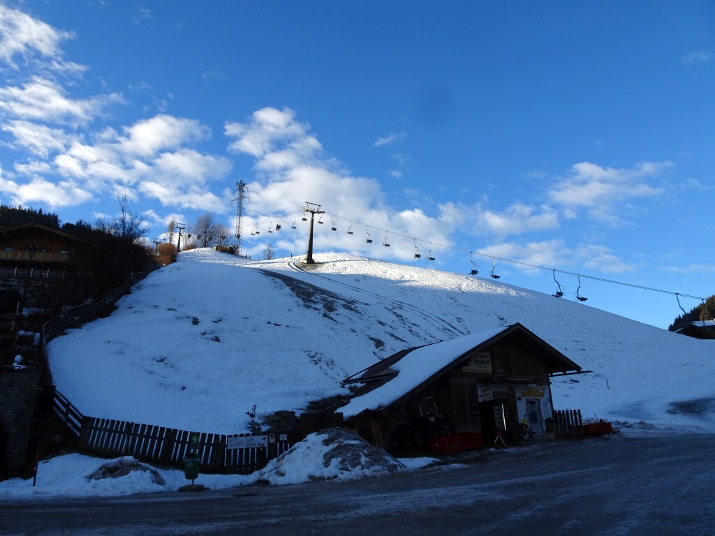 Ankunft „erst“ gegen viertel nach 9 in Forstau, am Parkplatz des unteren Zweiersesselliftes. Relativ leer fahrend ist die Forstaubahn zu diesem Zeitpunkt schon etwa 45 Minuten in Betrieb. Der Parkplatz leider extrem vereist.