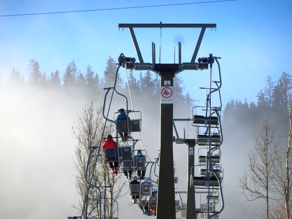 Blick hinauf. Die letzten Hochnebelfelder lichten sich.