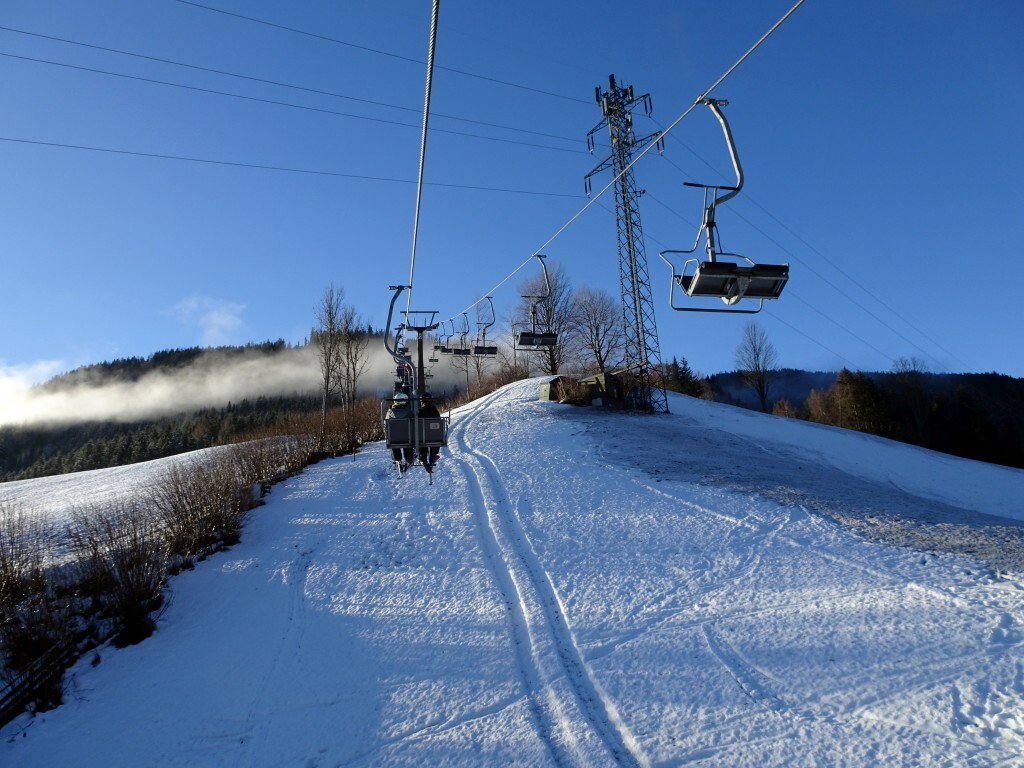Schon bald schwebt man nicht mehr an der frischen Luft, sondern in einer Kabine nach oben. Hat ja aber auch seine Vorteile...