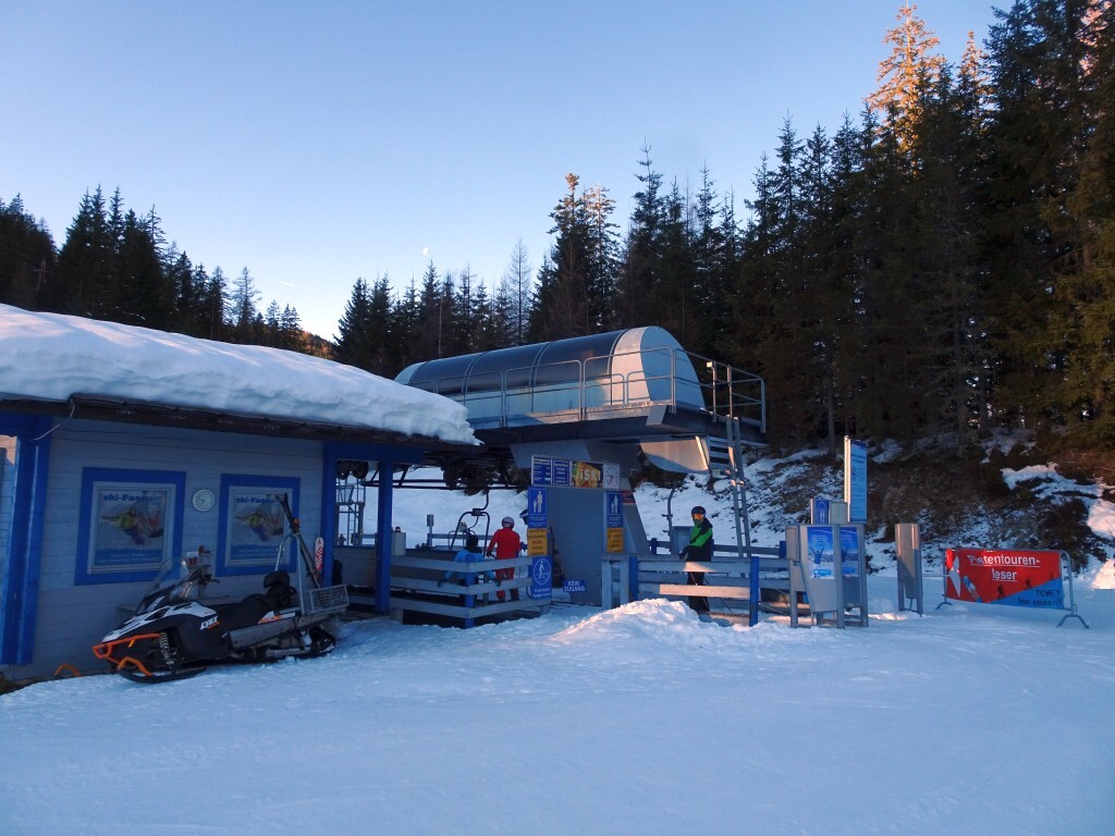Gleich rechts daneben startet der Jägerlift, ebenfalls ein Zweiersessellift. Der Mond begleitet uns auf einigen der folgenden Bildern.