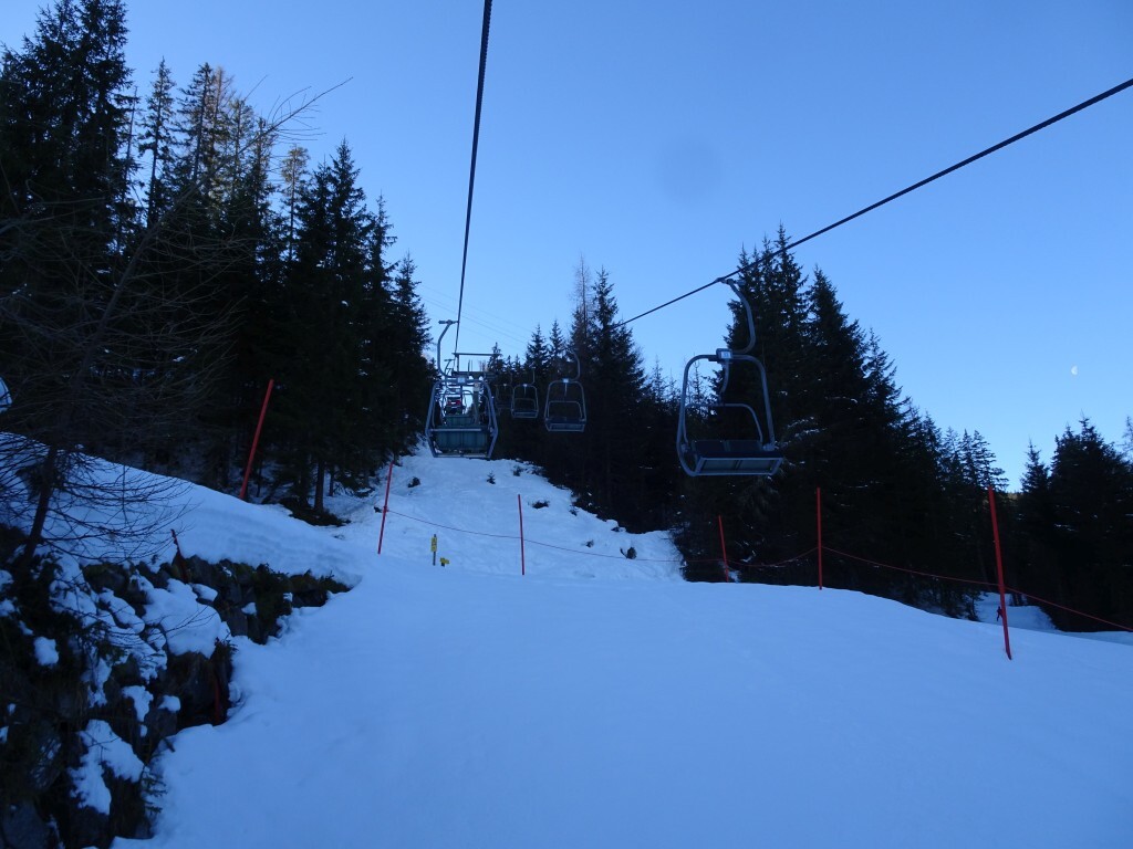 Dem wolkenlosen Himmel entgegen im Jägerlift.