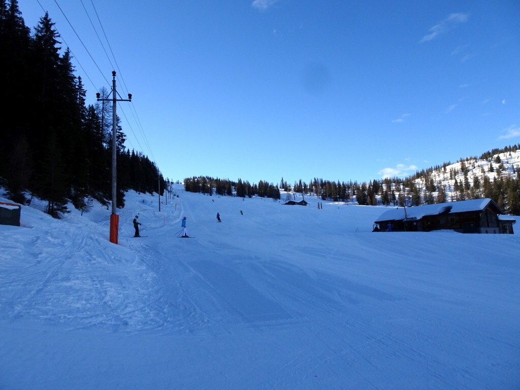Piste Vorderfager 1 (3). Hier am Hang sind drei urige Almhütten-Restaurants untereinander verteilt.